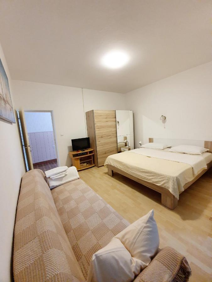 Apartamani Katarina Vl.Ilija Jusup Apartment Starigrad Paklenica Exterior photo